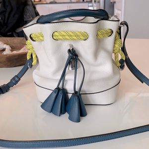Marc Jacobs white leather bucket bag! 🤍